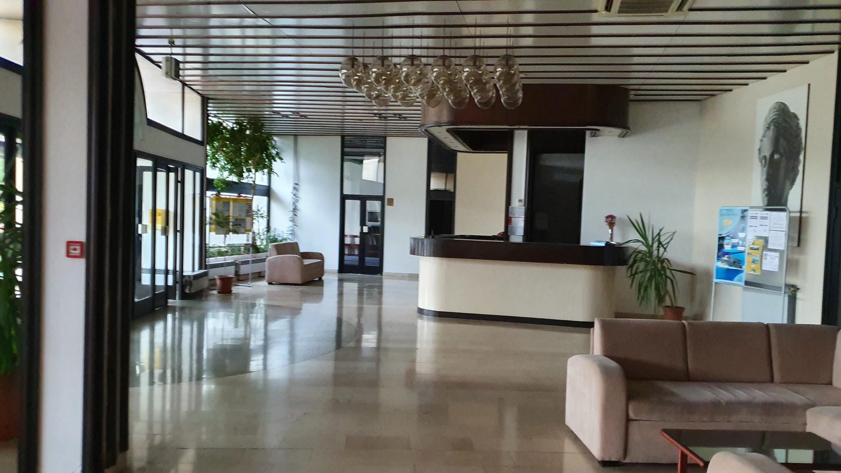 Hotel Issa, Visa
