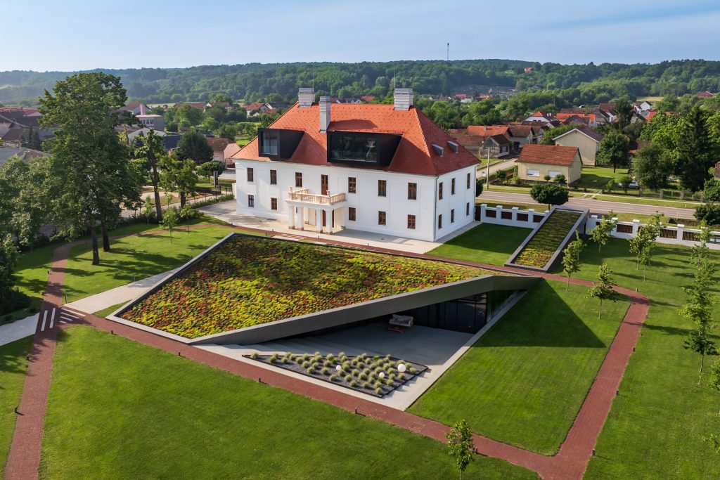 Kurija Mihalović, Feričanci