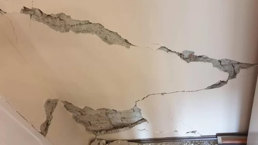 Pukotine na zidu od potresa