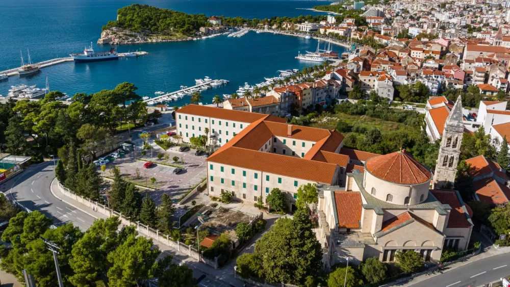 Samostanska zgrada u Makarskoj prenamijenjena u sveučilišni studij hotelijerstva