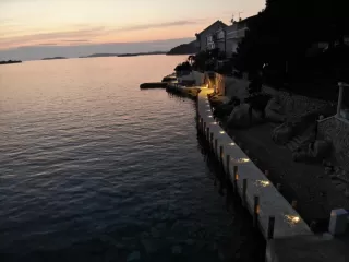 Šetnica Tribunj noću