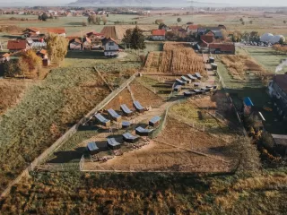 Kokošvaroš/Chickenville, farma 