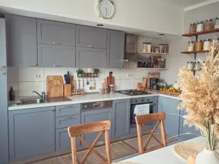 Restaurirana kuhinja sa drvenim detaljima