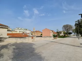 Kamene ploče na šetnici 