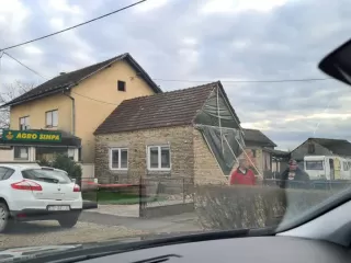 Urušeni zabatni zid