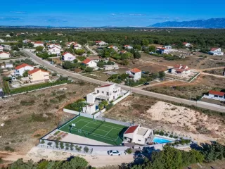 Snimka cijelog terena kuće s bazenom u Poljicima