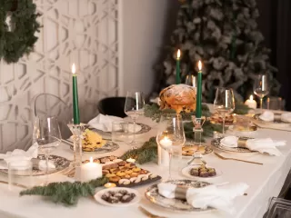 Blagdanska dekoracija stola s Moel stolnjacima i ubrusima