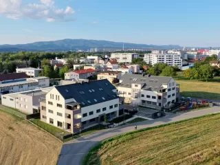 Stambene zgrade s kosim krovovima u Blatu