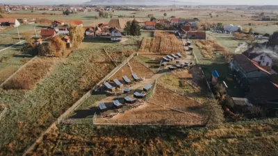 Kokošvaroš/Chickenville, farma 