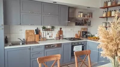 Restaurirana kuhinja sa drvenim detaljima