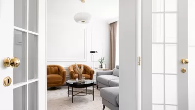 Stan u art deco stilu s brojnim detaljima koji nadahnjuju