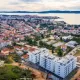 Pogled iz zraka na zgrade i Zadar