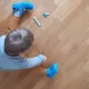 dijete se igra na parketu
