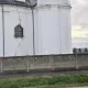 vidljive pukotine na fasadi i zidu crkve