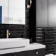 Geberit Sigma tipka za vodokotlić crne boje u elegantnoj i otmjenoj kupaonici