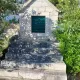 Zavjetna kapelica od kamena s kamenim stepeništem i drvenim vratima Primošten