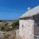 Kameno krovište i zid te kameni križ zavjetne kapelice  
