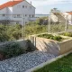 Kišni vrt ispred škole Krune Krstića na Ploči