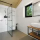 Jednostavno uređena kupaonica kuće za odmor