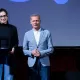 Profesor Jukić u društvu izvršne producentice serijala Betonski spavači Sabine Softić, koja je umjesto autora preuzela Medalju HKA
